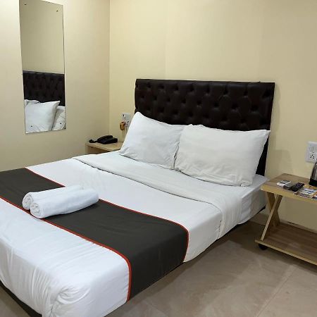 U Life Hotel Mumbai Luaran gambar