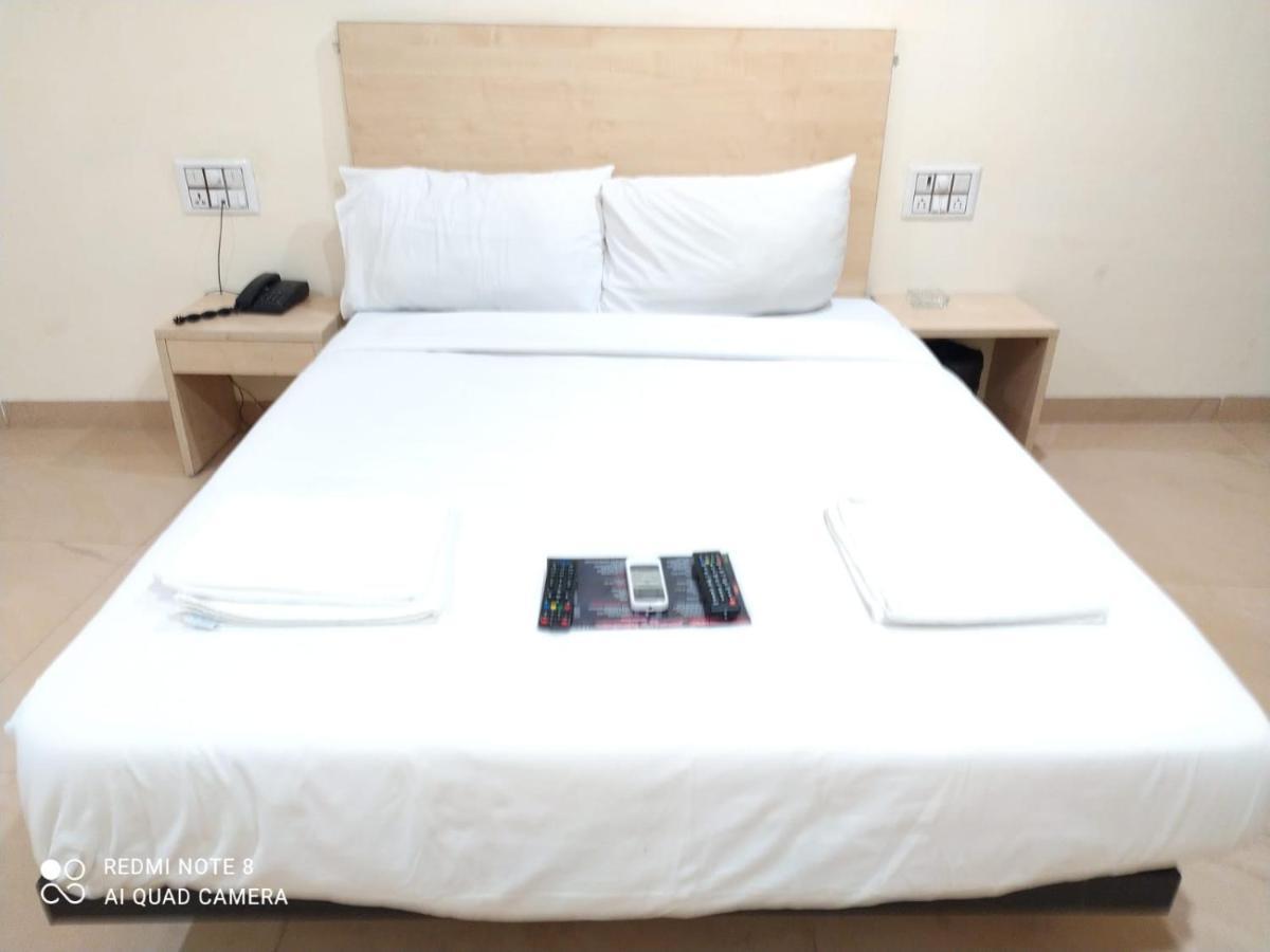 U Life Hotel Mumbai Luaran gambar