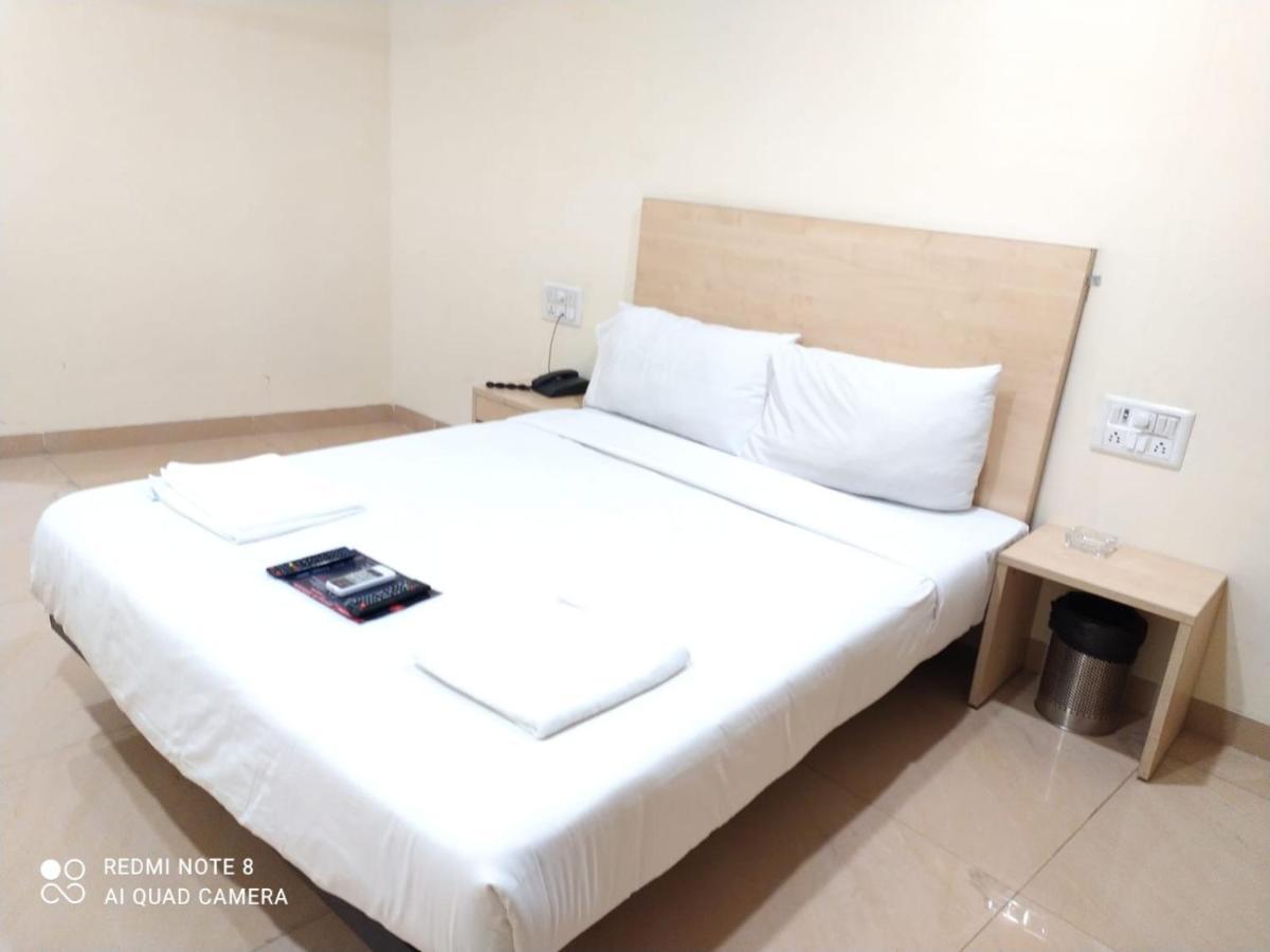 U Life Hotel Mumbai Luaran gambar