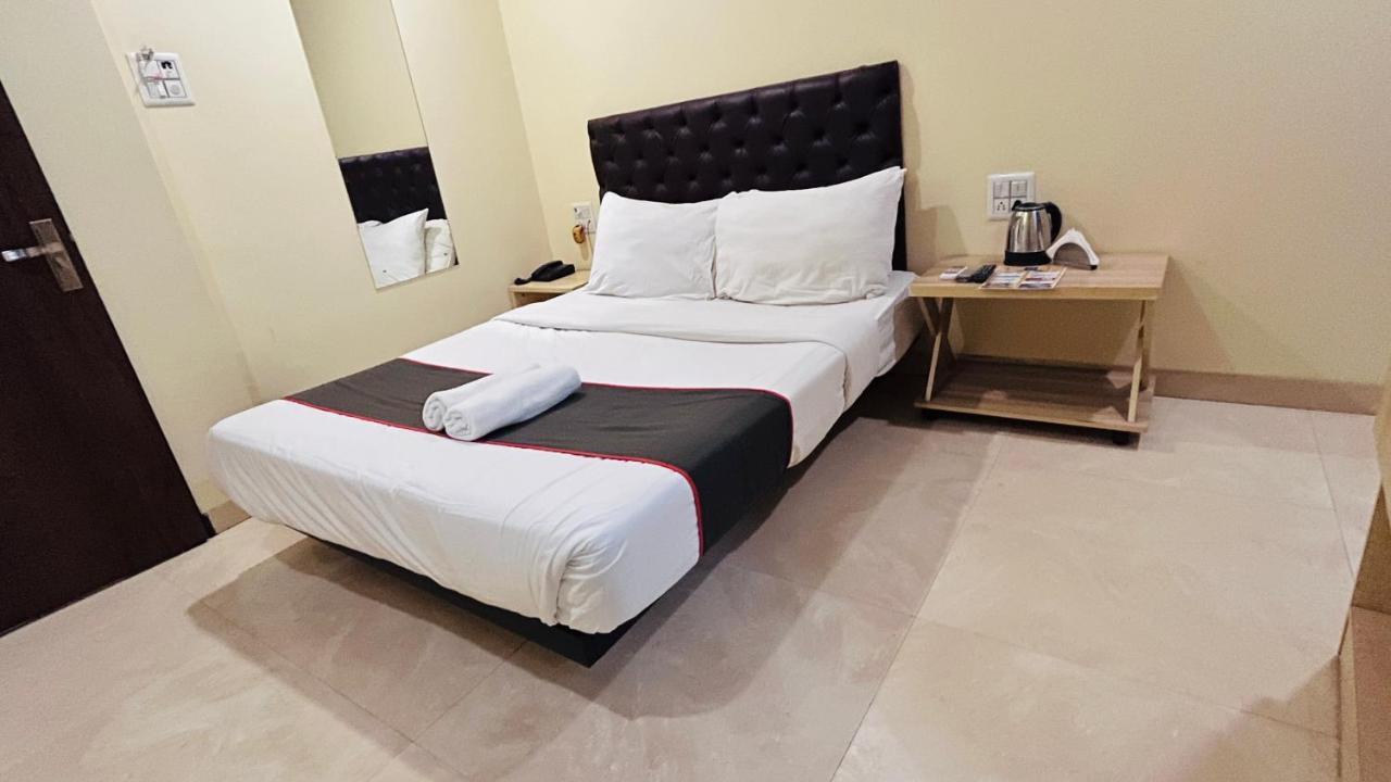 U Life Hotel Mumbai Luaran gambar